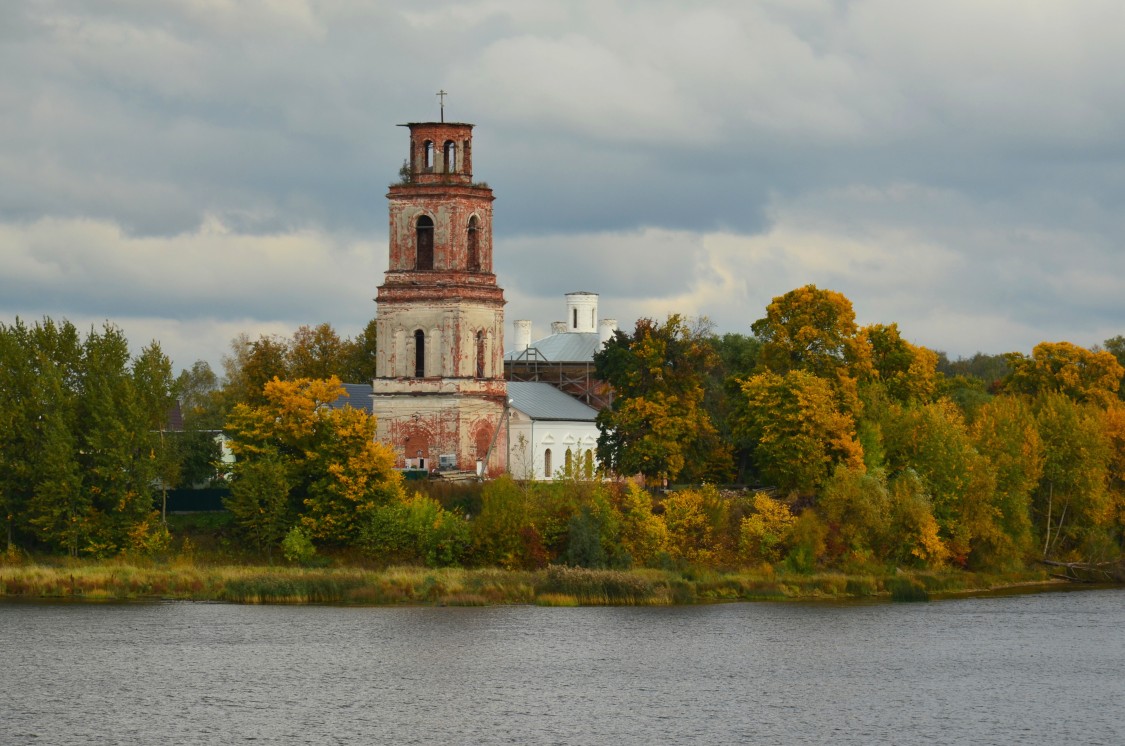 Церковь Смоленской иконы Божией Матери, Устье (Ярославский район, Ярославская область). общий вид в ландшафте