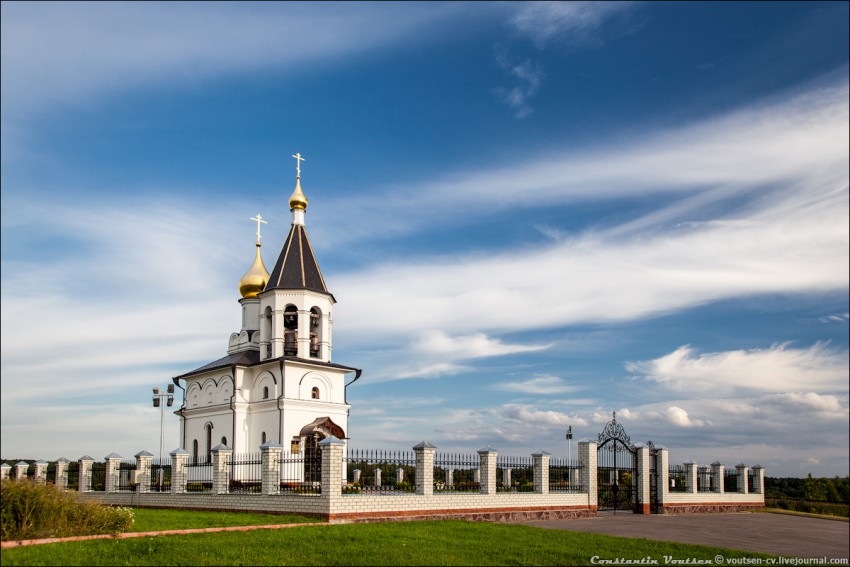 Конюхово. Церковь Алексия Зосимовского. общий вид в ландшафте
