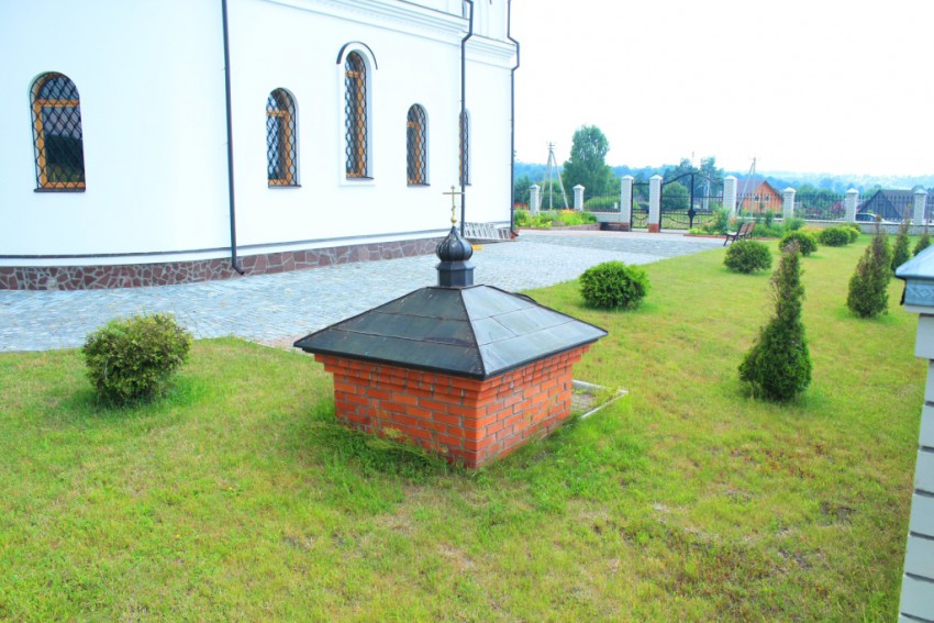 Церковь Алексия Зосимовского, Конюхово (Александровский район, Владимирская область). дополнительная информация, Колодец