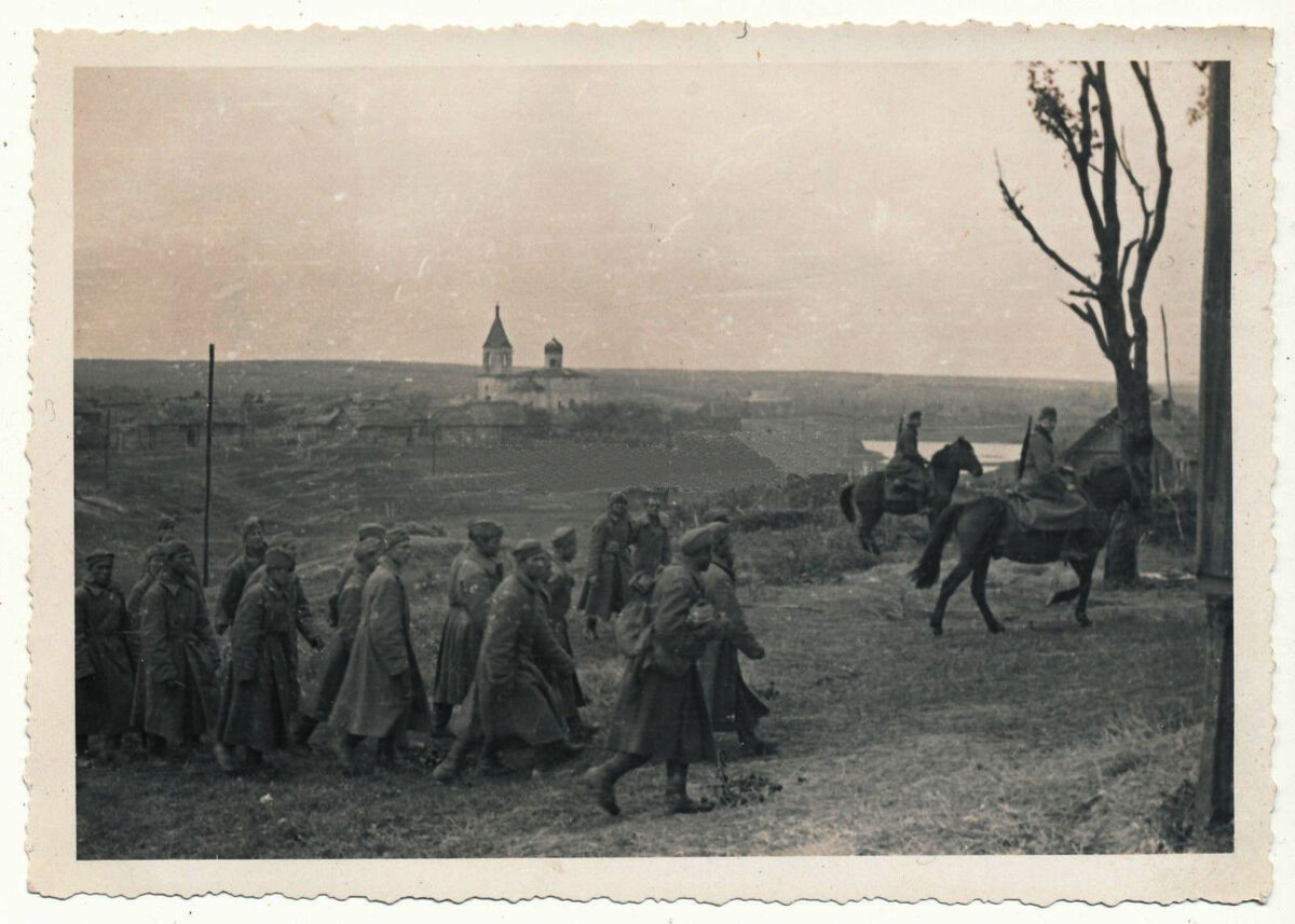 Церковь Троицы Живоначальной, Алешня (Дубровский район, Брянская область). архивная фотография, Храм в ландшафте села. Фото с аукциона e-bay.de     