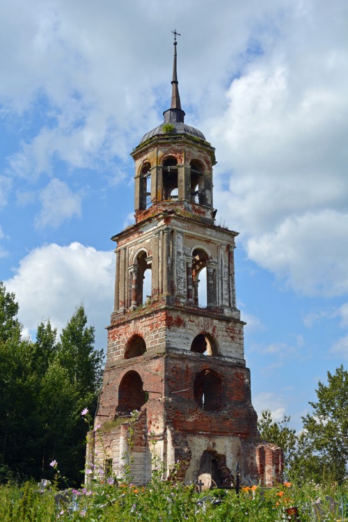 Бежицы. Церковь Успения Пресвятой Богородицы. фасады, Вид на колокольню с юго-запада