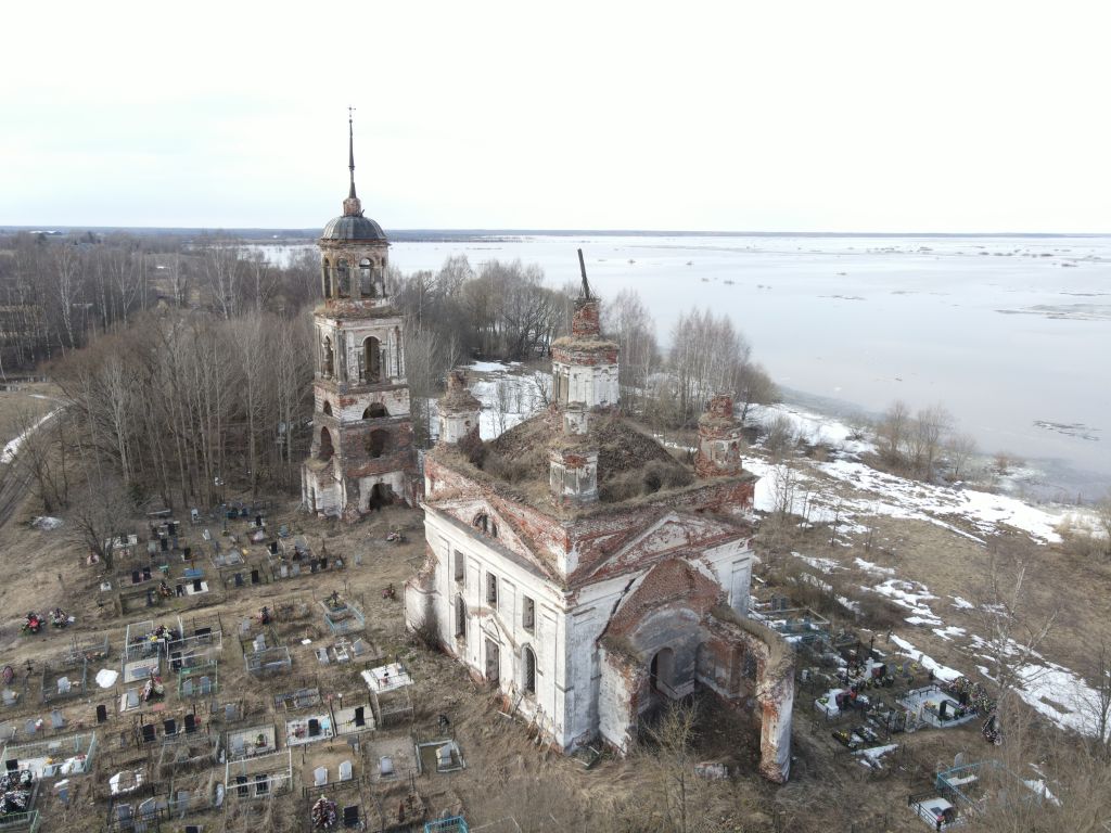 Бежицы. Церковь Успения Пресвятой Богородицы. общий вид в ландшафте