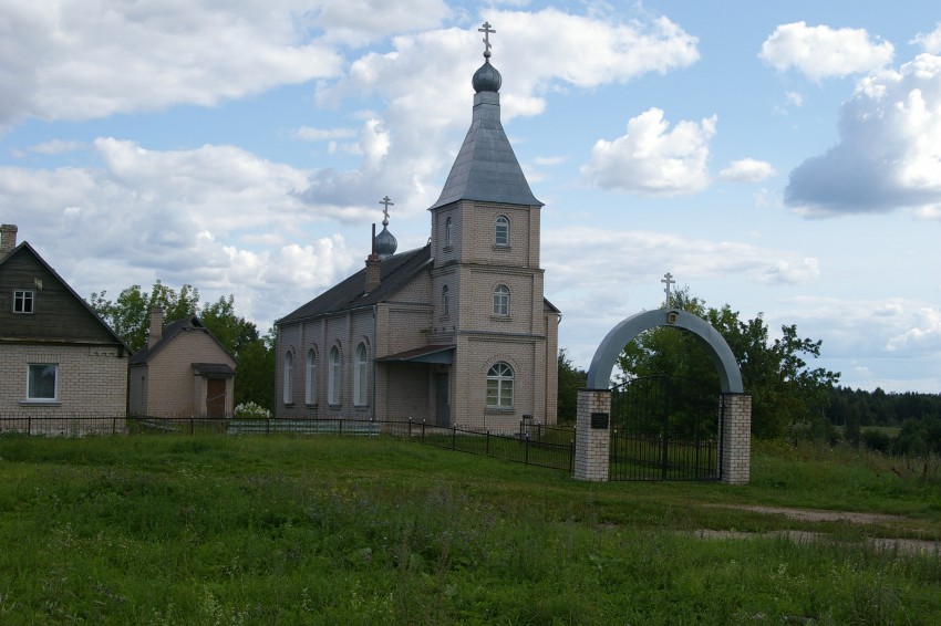 Моленная Покрова Пресвятой Богородицы, Войтишки (Аугшдаугавский край, Латвия). общий вид в ландшафте