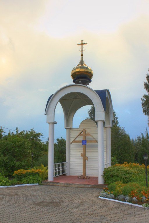 Церковь Казанской иконы Божией Матери в Кочпоне, Сыктывкар (Сыктывкар, город, Республика Коми). дополнительная информация, Часовня в честь Новомучеников и Исповедников Российских, расположена рядом с храмом