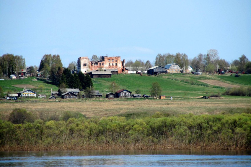 Церковь Михаила Архангела, Гам (Усть-Вымский район, Республика Коми). общий вид в ландшафте, вид с юга