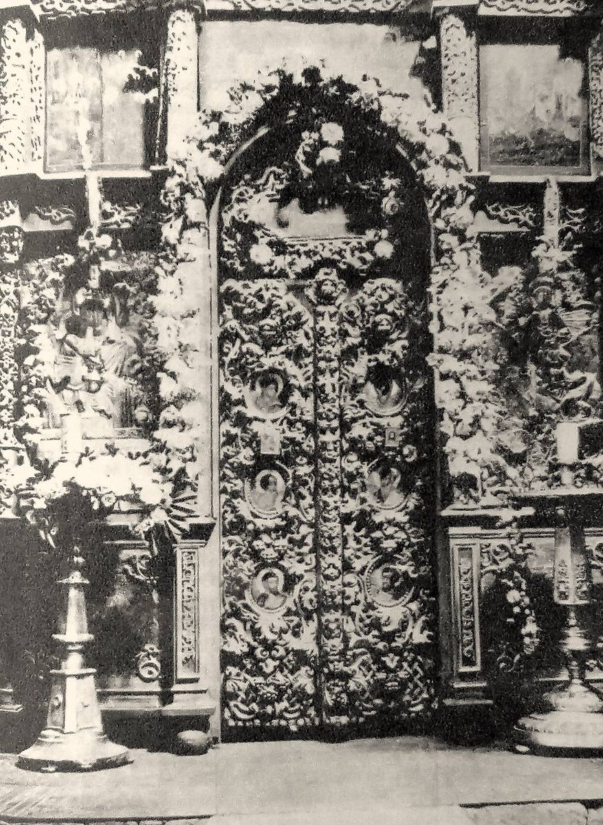 Царские врата храмового иконостаса. Фото нач. ХХ в. С сайта: pastvu.com, архивная фотография. Церковь Воскресения Христова, Красное (Ярославский район, Ярославская область)