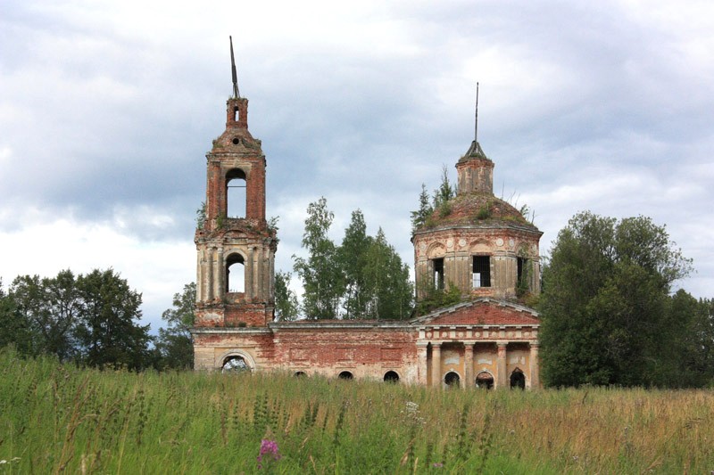 Филиппово. Церковь Казанской иконы Божией Матери. общий вид в ландшафте, Общий вид храма с южной стороны.