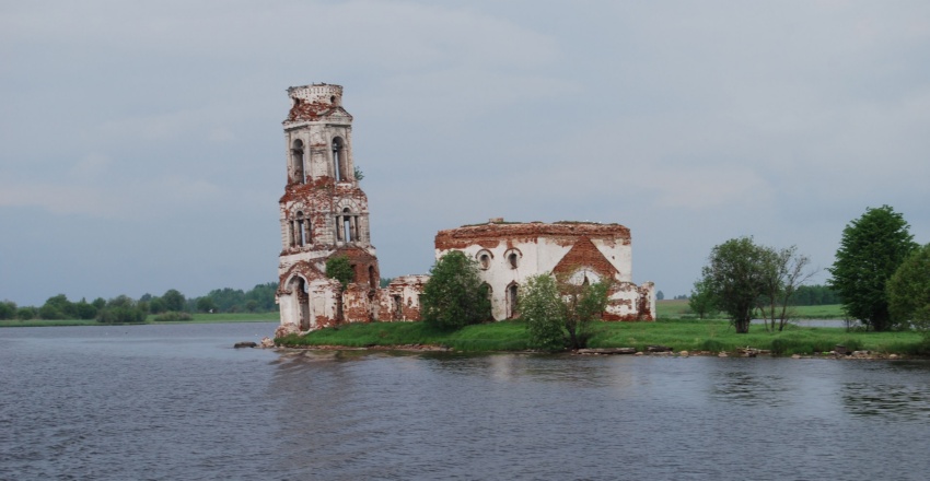 Шексна. Церковь Рождества Христова в Запогостье. общий вид в ландшафте