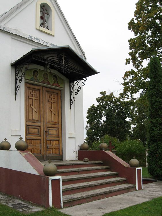 Церковь Антония, Иоанна и Евстафия, Таураге (Таурагский уезд, Литва). архитектурные детали, Входное крыльцо