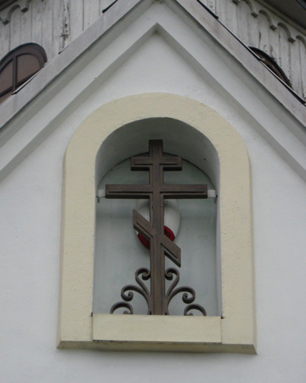 Церковь Антония, Иоанна и Евстафия, Таураге (Таурагский уезд, Литва). архитектурные детали, Крест на западном фасаде