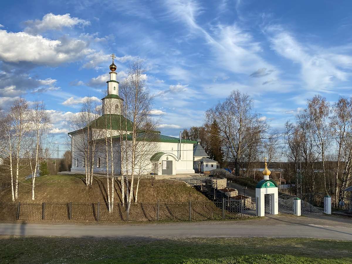 Вид с северо-запада, общий вид в ландшафте. Михаило-Архангельский мужской монастырь. Церковь Стефана Пермского, Усть-Вымь (Усть-Вымский район, Республика Коми)