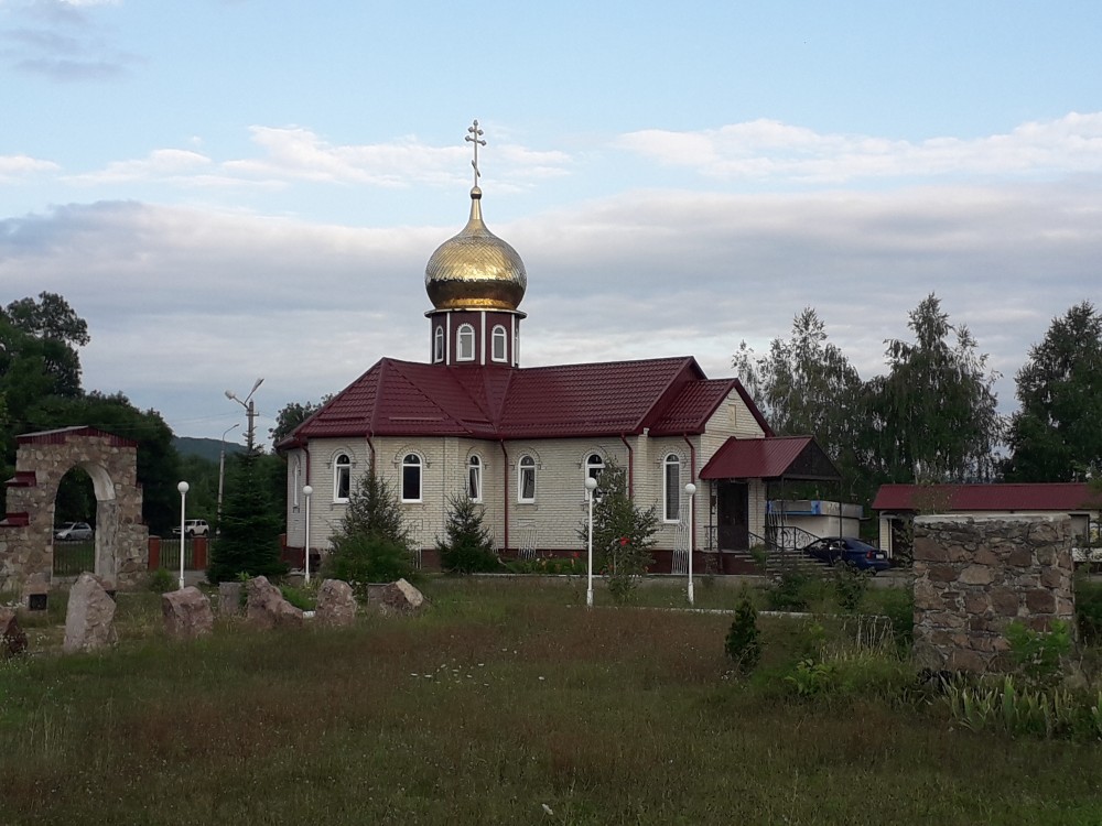 Майкоп. Церковь Георгия Победоносца при войсковой части 09332. общий вид в ландшафте