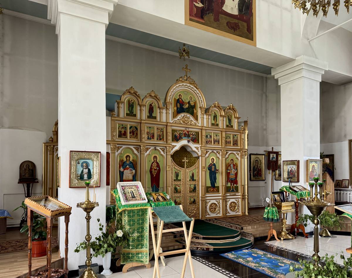 Иконостас, интерьер и убранство. Ыбский Серафимовский женский монастырь. Церковь Серафима Саровского, Ыб (Сыктывдинский район, Республика Коми)