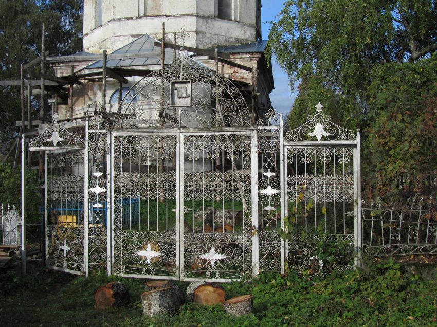 Лощемля. Церковь Михаила Архангела. дополнительная информация, ворота ограды
