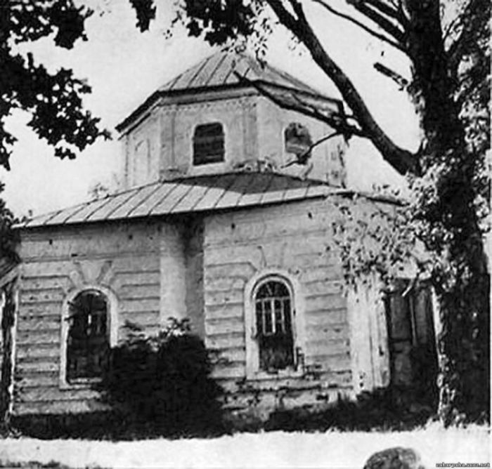 Церковь  Николая Чудотворца, Наговье (Торопецкий район, Тверская область). архивная фотография, Груда кирпичей  все, что осталось от церкви Обретения Креста Господня, в которой отпевали бывшего военного министра и главнокомандующего(Куропаткин Алексей Николаевич. 1848-1925.).  старое фото церкви.
