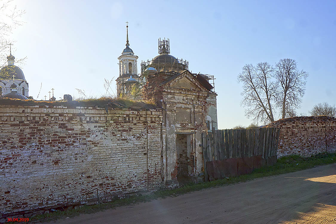 Труженик (Теребени). Николо-Теребенский женский монастырь. архитектурные детали, Восточные ворота