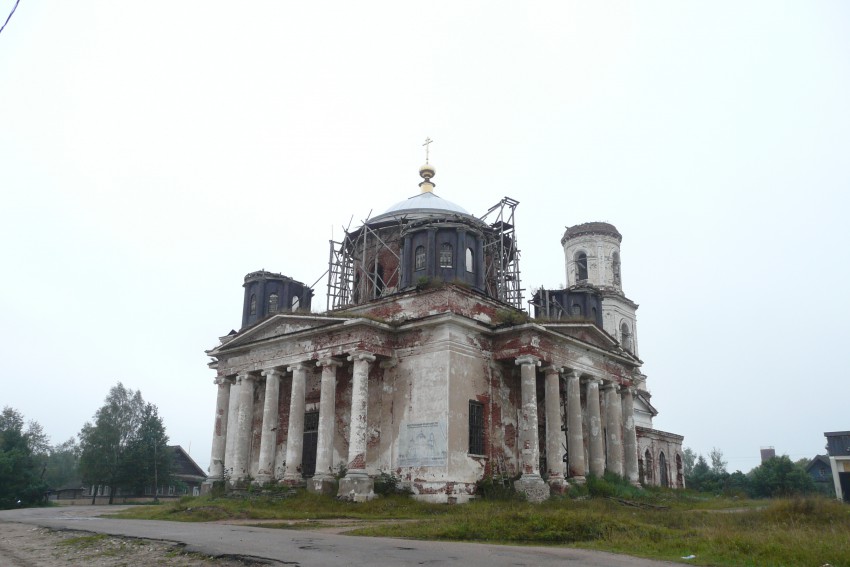 Церковь Введения во храм Пресвятой Богородицы, Козлово (Спировский район, Тверская область). фасады, Введенский собор с. Козлово. Начало реставрации.
