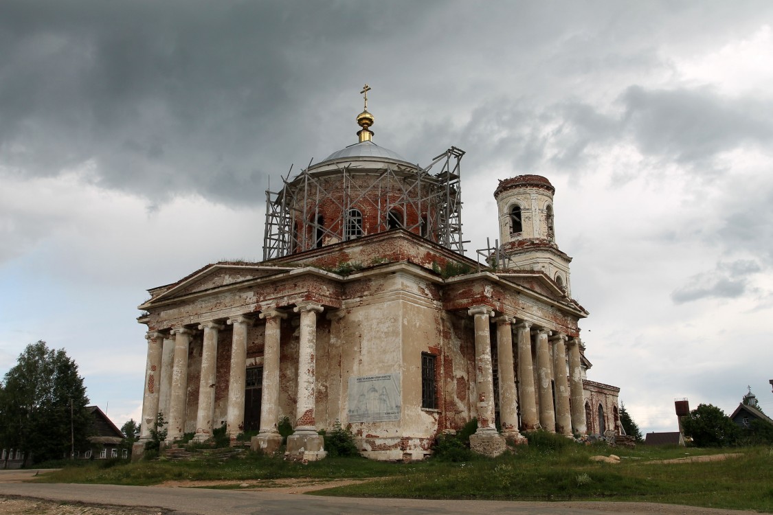 Церковь Введения во храм Пресвятой Богородицы, Козлово (Спировский район, Тверская область). фасады, В 2014 г. демонтированы 4 башни на крыше.