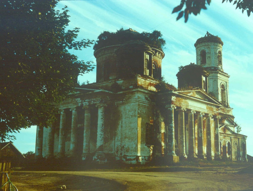 Козлово. Церковь Введения во храм Пресвятой Богородицы. фасады, 1994