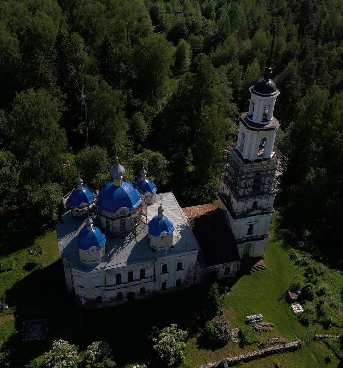 Осечно. Церковь Троицы Живоначальной. общий вид в ландшафте