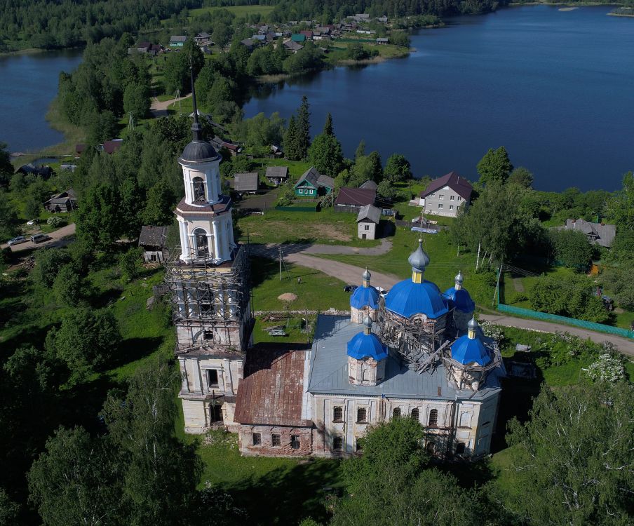 Осечно. Церковь Троицы Живоначальной. общий вид в ландшафте