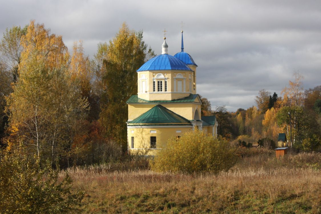 Церковь Покрова Пресвятой Богородицы, Озеряево (Вышневолоцкий район и г. Вышний Волочёк, Тверская область). общий вид в ландшафте