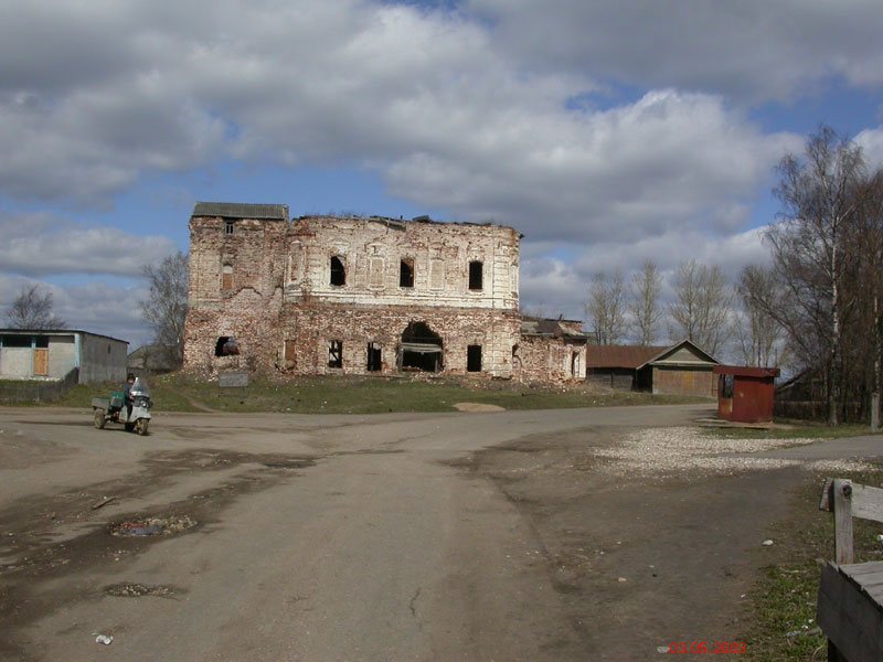Церковь Спаса Преображения, Есеновичи (Вышневолоцкий район и г. Вышний Волочёк, Тверская область). общий вид в ландшафте