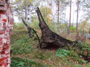 Церковь Тихвинской иконы Божией Матери, усиленные металлическим профилем и бетоном тромпы - все, что осталось от вспомогательных объемов после взрыва храма<br>, Луначарское, Максатихинский район, Тверская область