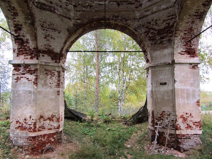 Церковь Тихвинской иконы Божией Матери, Луначарское (Максатихинский район, Тверская область). интерьер и убранство, вид на разрушенный северный придел