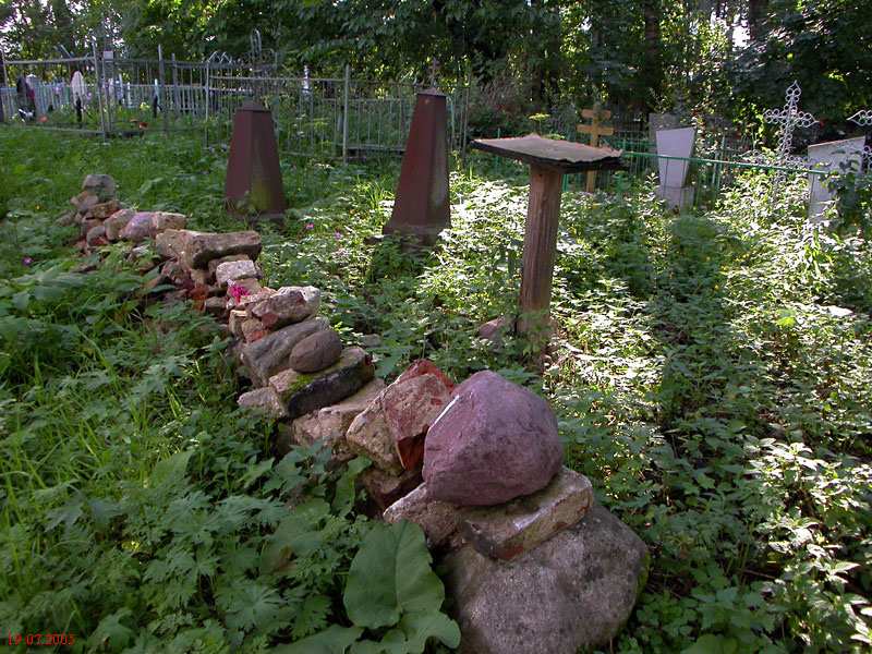 Церковь Николая Чудотворца, Раменье (Спировский район, Тверская область). общий вид в ландшафте, Церковь разрушена. Груда камней на ее месте.
