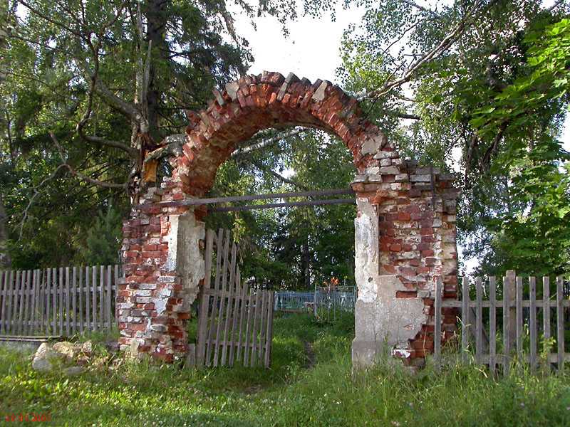 Церковь Николая Чудотворца, Раменье (Спировский район, Тверская область). архитектурные детали, Остались только ворота