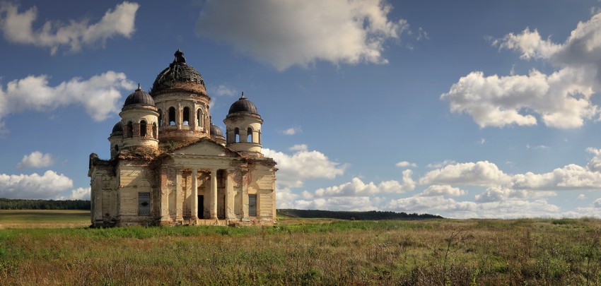 Пятино. Церковь Троицы Живоначальной. общий вид в ландшафте