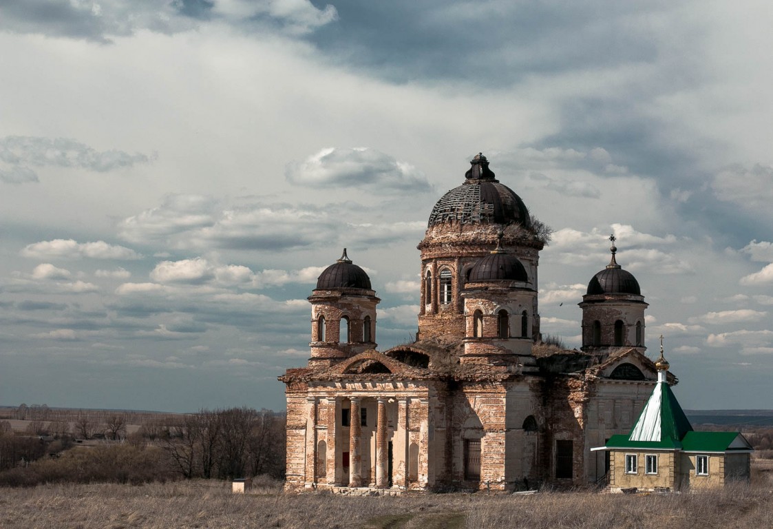 Пятино. Церковь Троицы Живоначальной. общий вид в ландшафте, Построена часовня на могиле старца Максима.