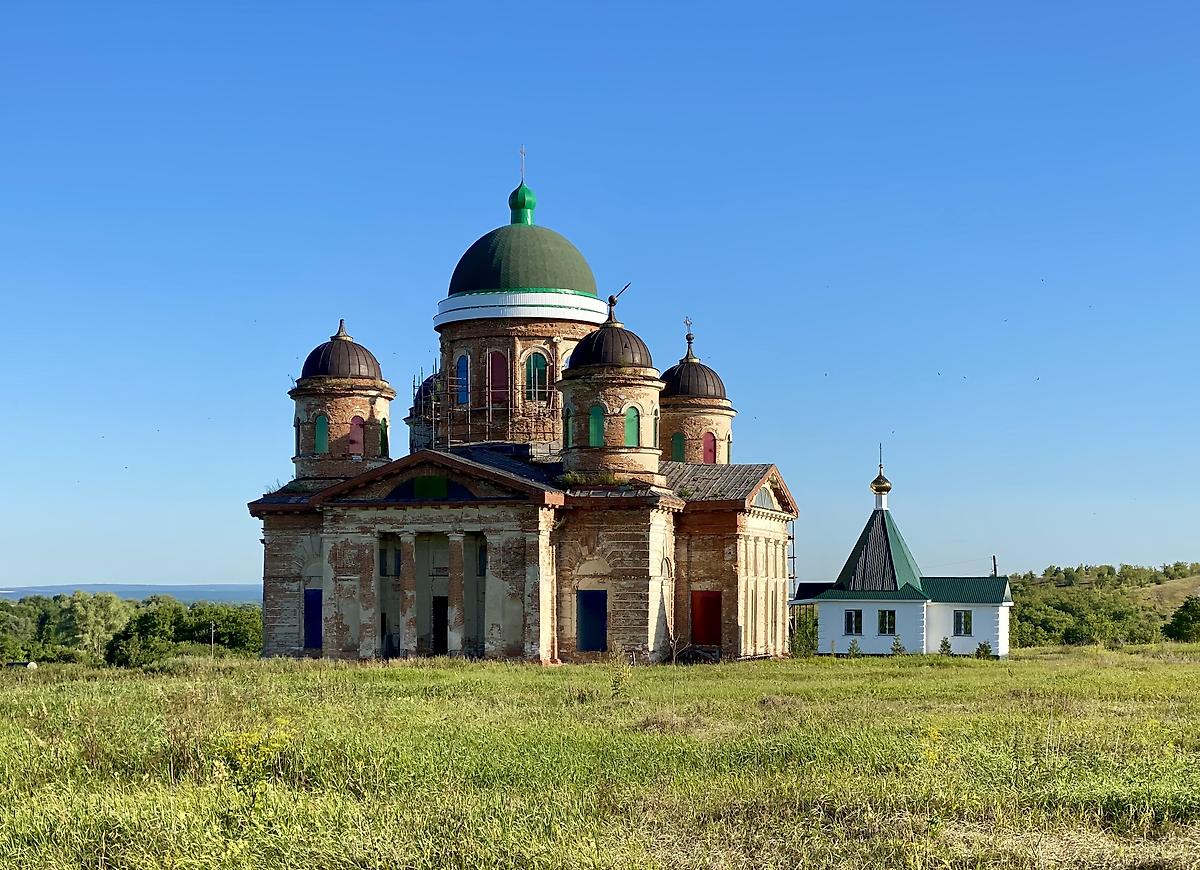 Вид с юга, справа малая Серафимовская церковь, фасады. Церковь Троицы Живоначальной, Пятино (Инзенский район, Ульяновская область)