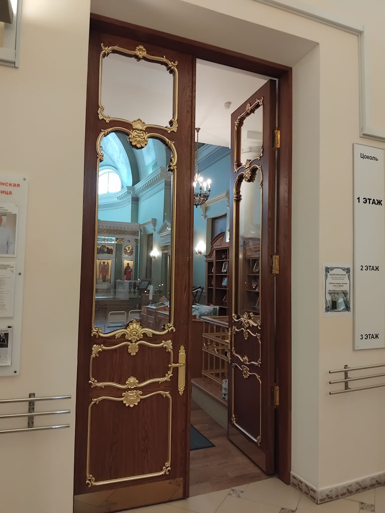 Домовая церковь Павла апостола при Городской Мариинской больнице, Центральный район (Санкт-Петербург, г. Санкт-Петербург). интерьер и убранство, Вход в церковь