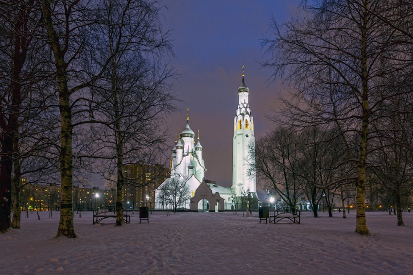 Церковь Петра апостола, Невский район (Санкт-Петербург, г. Санкт-Петербург). общий вид в ландшафте, Парк Строителей. Храм Святого Апостола Петра, 