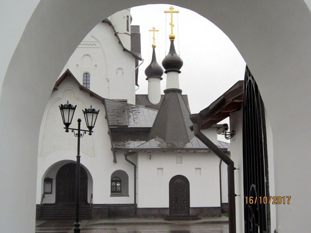 Церковь Петра апостола, Невский район (Санкт-Петербург, г. Санкт-Петербург). дополнительная информация, Неосвященная часовня справа от входа в церковь св. апостола Петра рядом с крестильным храмом.