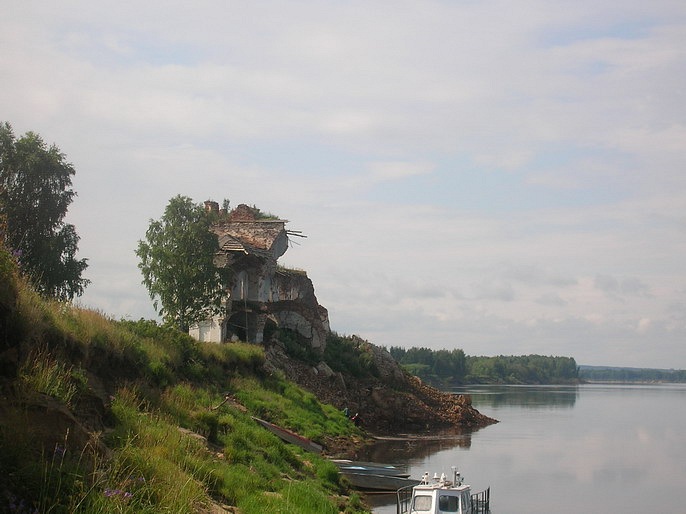 Церковь Сретения Господня, Ошлапье (Суходол) (Ленский район, Архангельская область). общий вид в ландшафте, с каждым годом всё меньше и меньше.....