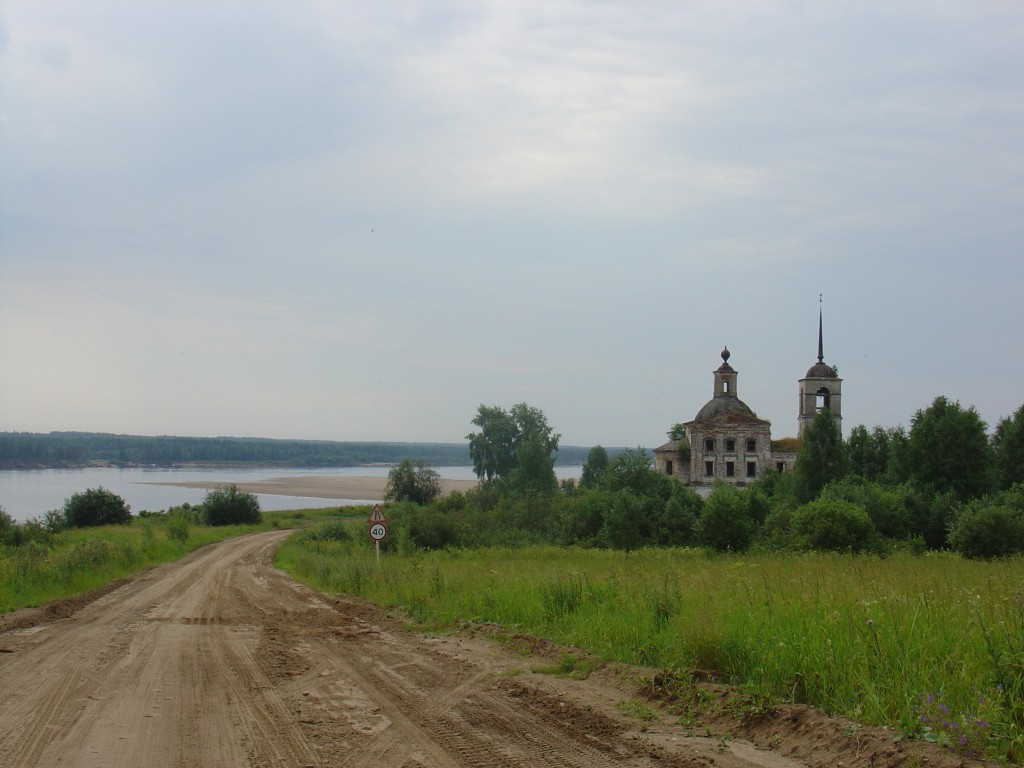 Урдома (Бережная). Церковь Воскресения Христова. общий вид в ландшафте