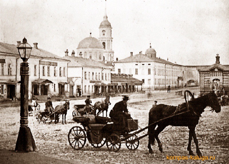 Церковь Иоанна Богослова при Калужской духовной семинарии, Калуга (Калуга, город, Калужская область). архивная фотография, Вид на площадь Старый Торг. На дальнем плане слева - Троицкий собор, справа - Иоанно-Богословский храм (источник - http://kompas-kaluga.ru/historyitem/293/)