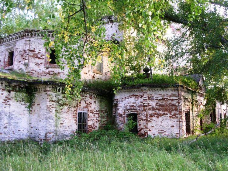 Церковь Успения Пресвятой Богородицы, Пустынский погост (Слободчиково) (Ленский район, Архангельская область). архитектурные детали, северный придел, апсида верхней церкви и фрагмент северного фасада теплой церкви, вид с северо-востока
