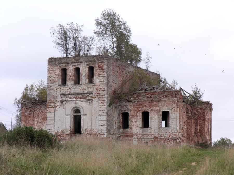 Пятиусово. Церковь Троицы Живоначальной. общий вид в ландшафте