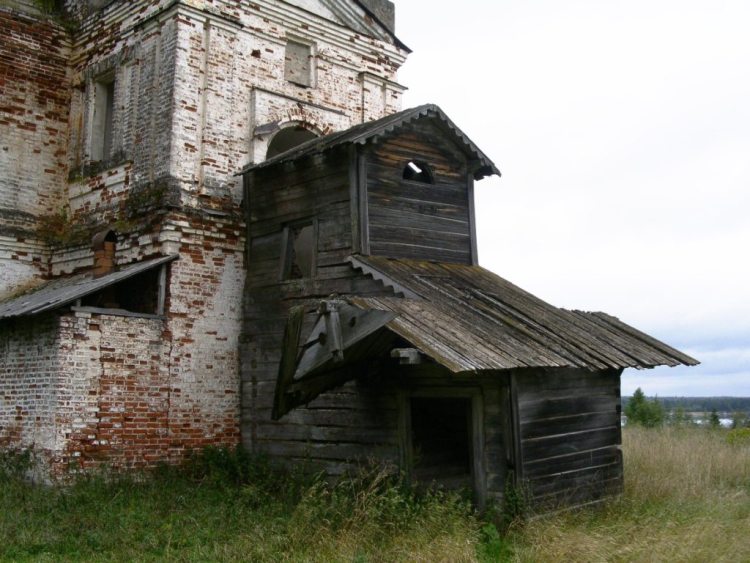 Урдома (Бережная). Церковь Воскресения Христова. архитектурные детали, крыльцо и лестница в верхнюю церковь