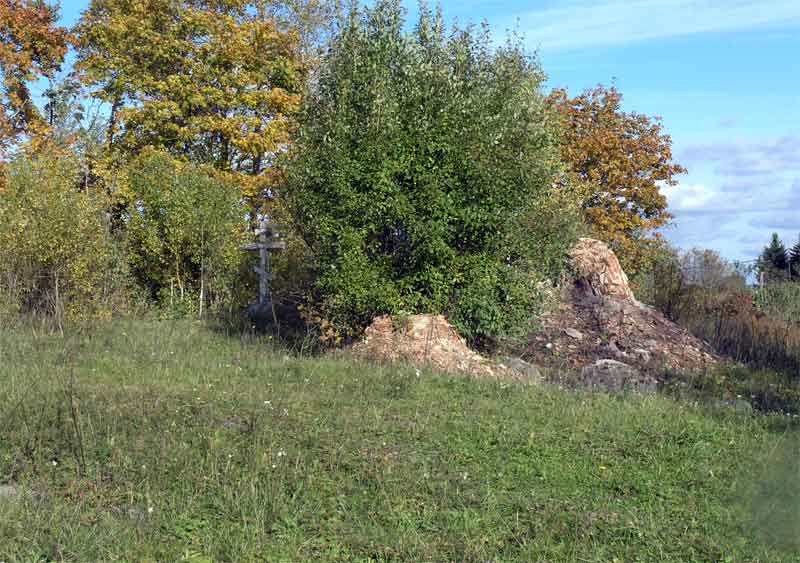 Церковь Георгия Победоносца, Кудеверь (Бежаницкий район, Псковская область). общий вид в ландшафте, Алтарная часть и руины южной стены храма