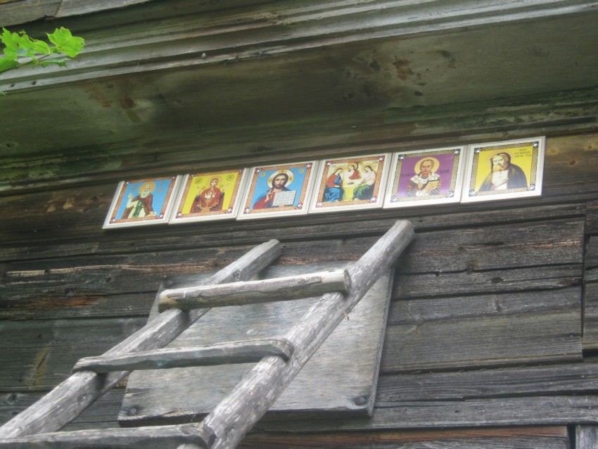 Церковь Успения Пресвятой Богородицы, Новое (Новосокольнический район, Псковская область). архитектурные детали, Установка Икон