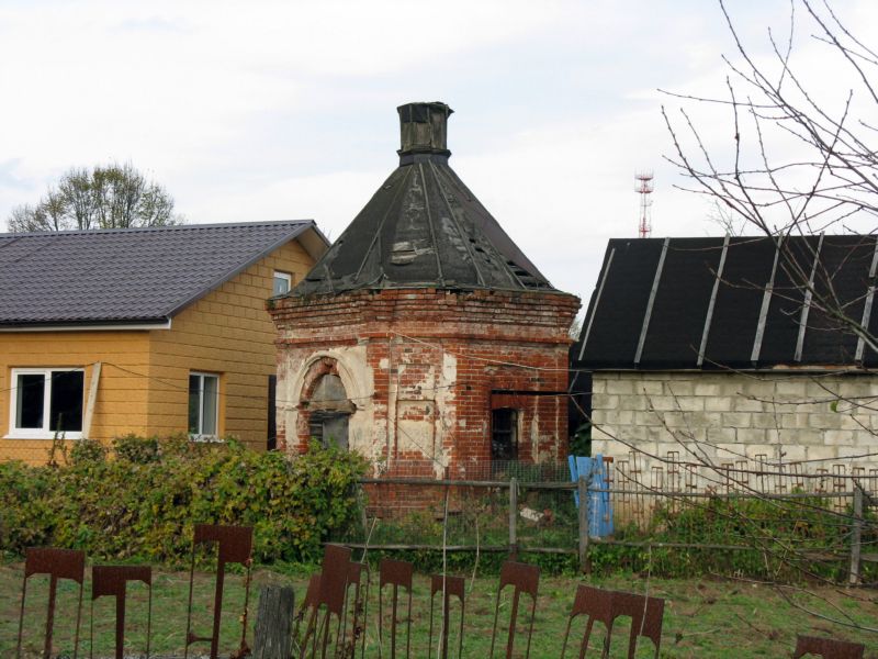 Часовня  Введения во храм Пресвятой Богородицы, Крюково (Чеховский городской округ, Московская область). общий вид в ландшафте