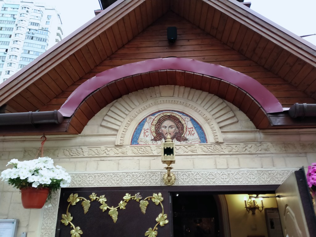 Москворечье-Сабурово. Церковь Фомы апостола на Кантемировской. архитектурные детали, икона над входом
