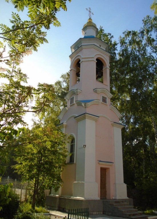 Новосибирск. Церковь Евгения мученика. фасады, Колокольня. Вид от центрального входа в храм.