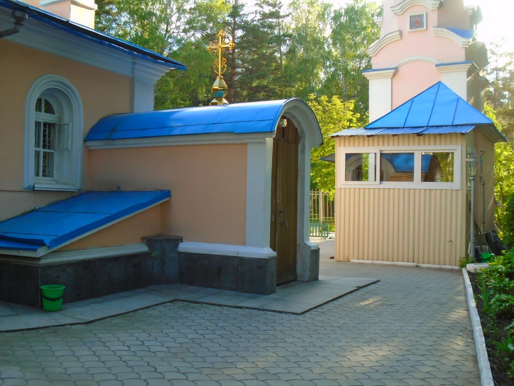 Церковь Евгения мученика, Новосибирск (Новосибирск, город, Новосибирская область). дополнительная информация, Колокольня и иконная лавка. Вид со двора.