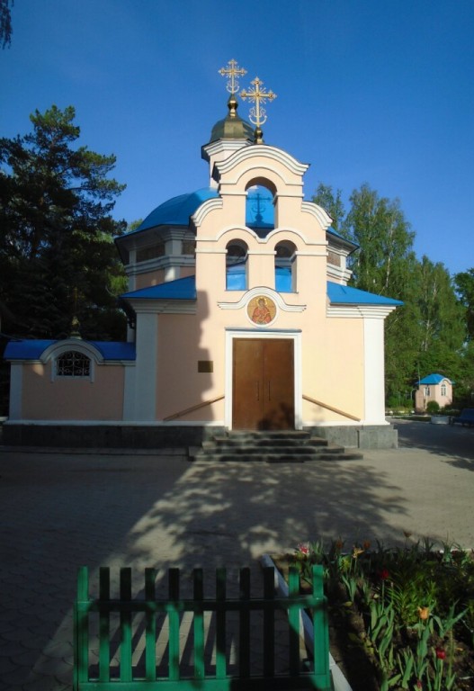 Церковь Евгения мученика, Новосибирск (Новосибирск, город, Новосибирская область). фасады, Главный вход и дворик церкви. Вид от колокольни.